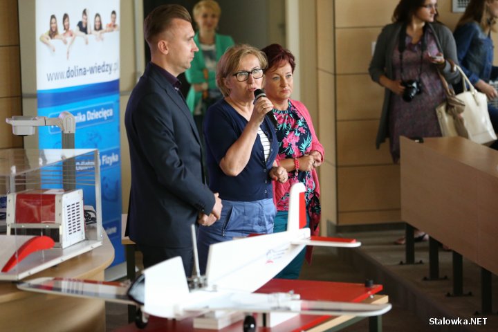 Piątkowe spotkanie z naukowcami przyciągnęło 450 dzieci z klas IV-VI z ośmiu stalowowolskich szkół podstawowych. Poprzez zabawę zgłębiali tajniki fizyki, chemii i lotnictwa.