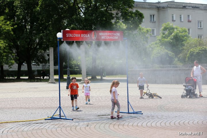 Pierwsza z dwóch kurtyn wodnych już działa i została zainstalowana na Placu Piłsudskiego przed Miejskim Domem Kultury.