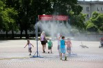 Pierwsza z dwóch kurtyn wodnych już działa i została zainstalowana na Placu Piłsudskiego przed Miejskim Domem Kultury.