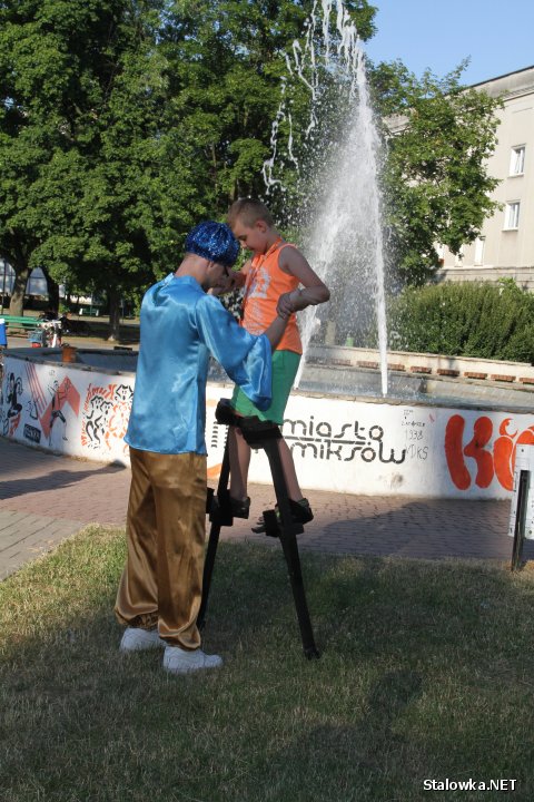 To trudna sztuka ale do opanowania. W niedzielę, 5 lipca 2015 roku na Placu Piłsudskiego przed Miejskim Domem Kultury dzieci i dorośli mogli spróbować swoich sił w szczudlarstwie. Chętnych nie brakowało.