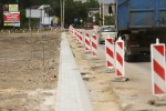 Prace budowlane prowadzone są na odcinku 1,3 km. (granica terenu kolejowego z przejazdem kolejowym) do skrzyżowania z ulicą Komisji Edukacji Narodowej.