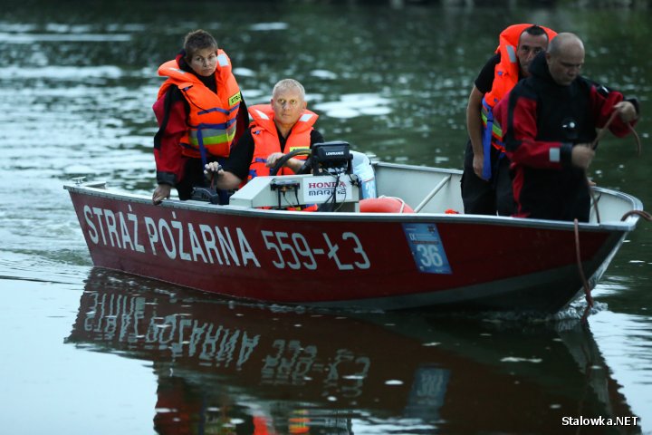Do akcji zaangażowano trzy łodzie. Dwie z OSP Stalowa Wola. Na pomoc ściągnięto także specjalistyczną grupę ratownictwa wodnego z Przemyśla wyposażoną w łódź z sonarem do penetracji dna koryta rzeki.