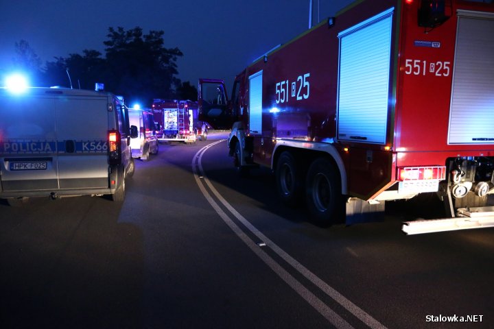 Jeden z sąsiadów, który poinformował straż pożarną o płonącym samochodzie, mówił o kilku wybuchach w pojeździe. Kiedy dowiedział się że spłonął tam człowiek był zszokowany.