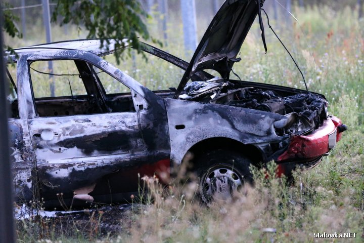Jeden z sąsiadów, który poinformował straż pożarną o płonącym samochodzie, mówił o kilku wybuchach w pojeździe. Kiedy dowiedział się że spłonął tam człowiek był zszokowany.