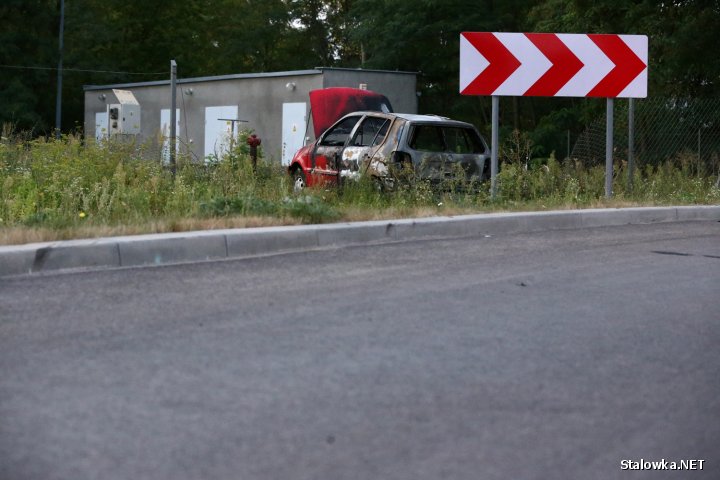 Jeden z sąsiadów, który poinformował straż pożarną o płonącym samochodzie, mówił o kilku wybuchach w pojeździe. Kiedy dowiedział się że spłonął tam człowiek był zszokowany.