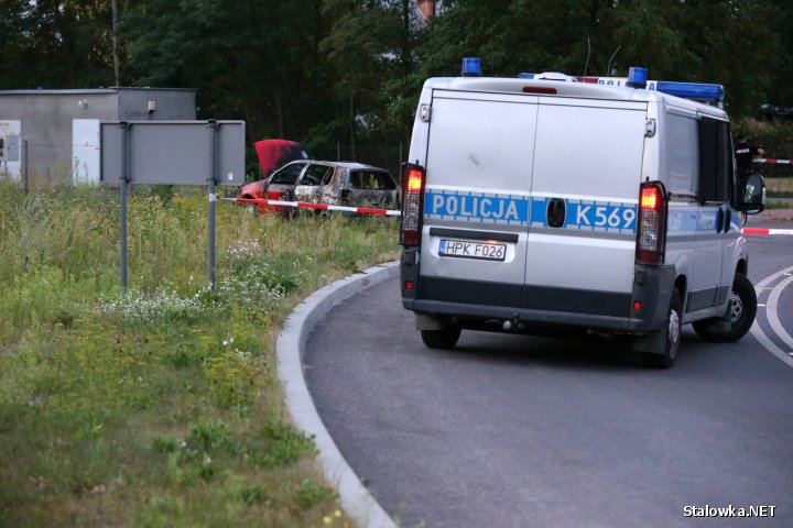 Jeden z sąsiadów, który poinformował straż pożarną o płonącym samochodzie, mówił o kilku wybuchach w pojeździe. Kiedy dowiedział się że spłonął tam człowiek był zszokowany.