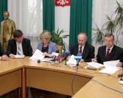 W sali konferencyjnej im. Eugeniusza Kwiatkowskiego podpisano dokument o dzierżawę Zakładu Zespołów Mechanicznych mieszczącego się na terenie HSW.
