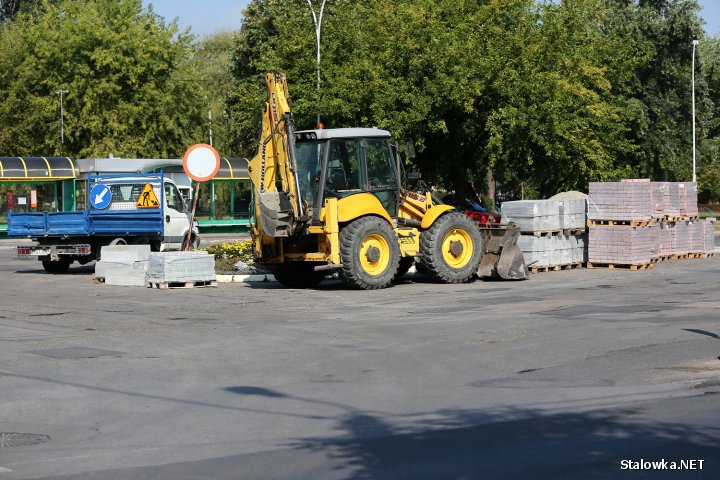 W Rozwadowie trwa remont ulic. Obecnie prace prowadzone są na przesmyku między kamienicami na ulicy Rozwadowskiej. Budowane są także podjazdy do kamienic.