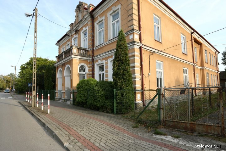 Starostwo Powiatowe w Stalowej Woli przygotowuje się do sprzedaży budynku przy ulicy Jagiellońskiej 17, gdzie jeszcze przez kilka miesięcy będzie się mieścić Zespół Szkół Ponadgimnazjalnych nr 3.