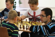 Nie od dziś wiadomo, że szachy sprzyjają wszechstronnemu rozwojowi dzieci i młodzieży. Ćwiczą pamięć, umiejętność logicznego myślenia, rozbudzając twórcze zdolności.