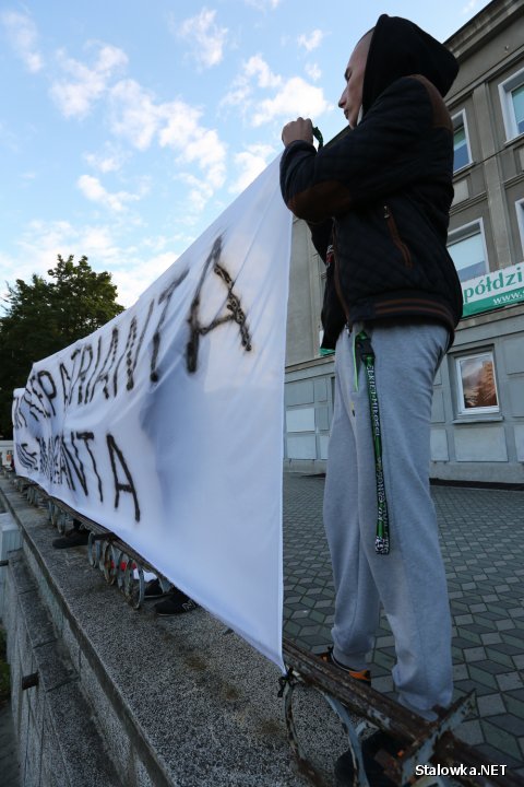 Nie chcemy kalifatu, Chcemy repatriantów, nie imigrantów, Każdy Arab niech pamięta dla nas Polska to rzecz święta - takie i inne hasła skandowano 30 września 2015 roku na Placu Piłsudskiego w ramach sprzeciwu o przyjęciu przez nasz kraj imigrantów i lokowania ich w Nowej Dębie.
