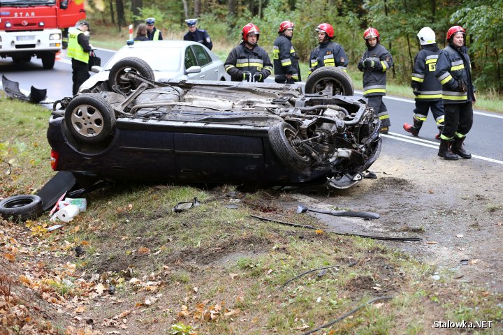 24-letni kierowca wraz z pasażerem, którego zabrał wcześniej na okazję zostali ranni.