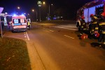 Siła uderzenia była na tyle duża, że skuter został odrzucony na drugą stronę dwupasmówki. 40-letni kierowca jednośladu trafił z obrażeniami do szpitala w Stalowej Woli.