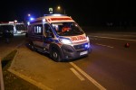 Siła uderzenia była na tyle duża, że skuter został odrzucony na drugą stronę dwupasmówki. 40-letni kierowca jednośladu trafił z obrażeniami do szpitala w Stalowej Woli.