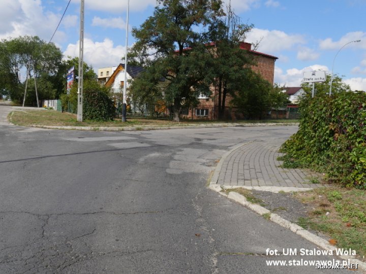 - Remont ulicy jest konsekwencją osiedlowych spotkań z mieszkańcami, w ramach których odbyły się wizje lokalne - wyjaśnia prezydent Stalowej Woli Lucjusz Nadbereżny.