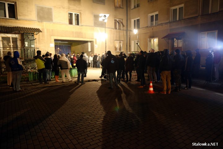 W poniedziałkowy wieczór 23 listopada 2015 roku przed blok przy ulicy Popiełuszki 40a zjechała ekipa programu TVN Uwaga.