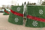 Na Placu Piłsudskiego praca wre. Trwa montaż świątecznych iluminacji. Pełną parą chodzą też agregaty aby wytworzyć tafle lodu na oczekiwanym przez mieszkańców lodowisku.