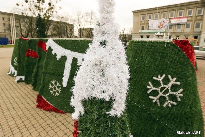 Na Placu Piłsudskiego praca wre. Trwa montaż świątecznych iluminacji. Pełną parą chodzą też agregaty aby wytworzyć tafle lodu na oczekiwanym przez mieszkańców lodowisku.