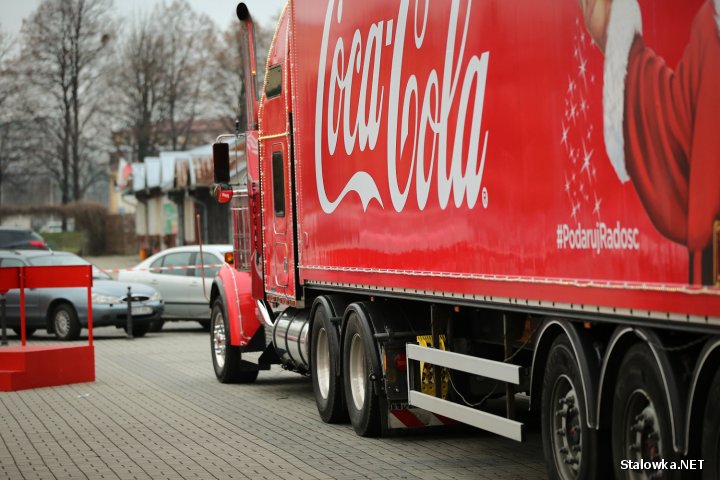 
Uruchomieniu lodowiska towarzyszy legendarna ciężarówka Coca-Cola, która będzie stacjonować na Placu Piłsudskiego do godziny 21:00.