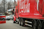 
Uruchomieniu lodowiska towarzyszy legendarna ciężarówka Coca-Cola, która będzie stacjonować na Placu Piłsudskiego do godziny 21:00.