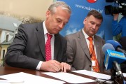 Krzysztof Trofiniak, prezes generalny Huty Stalowa Wola S.A. oraz Wiesław Siembida, Starosta Stalowowolski podczas podpisywania umowy.