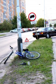 Skrzyżowanie ulic Wojska Polskiego i KEN. Na zdjęciu rower 13-letniej dziewczynki, która wjechała w tył Mercedesa. 