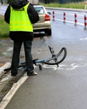 20-letni rowerzysta, uderzył w bok pojazdu marki Daewoo Tico.