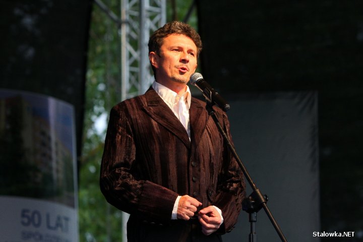 Wielka Majówka na Błoniach. Na scenie zaprezentował się wokalista Jacek Wójcicki.