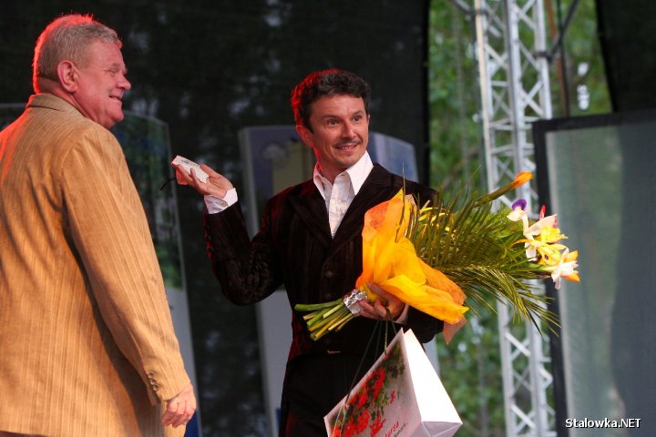 Wielka Majówka na Błoniach. Na scenie zaprezentował się wokalista Jacek Wójcicki.