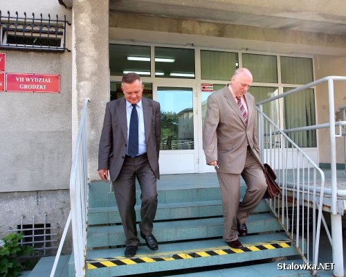 Janusz Kotulski i Zbigniew Rogowski wychodzą z rozprawy po kilkunastu minutach.