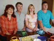 Rodzina Lewkowskich w swym mieszkaniu w Zbydniowie. Od lewej: Katarzyna z mężem Jerzym oraz ich dzieci Anna i Michał
