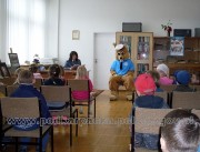 Aspirant sztabowy Urszula Zielińska z zespołu do spraw prewencji kryminalnej i nieletnich stalowowolskiej komendy w asyście Wiewióra czytała bajki zgromadzonym dzieciom.