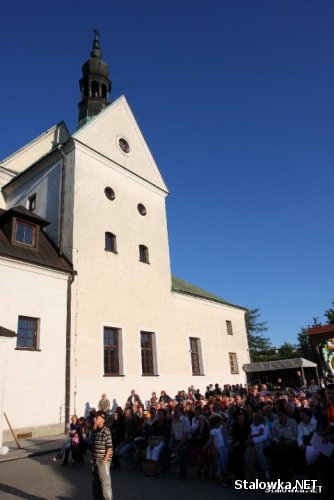  Dziedziniec rozwadowskiego klasztoru z minuty na minutę przyciągał coraz większą rzeszę mieszkańców.
