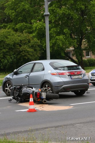 42-letniego motocyklistę przewieziono do szpitala.