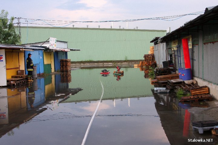 Nawałnica, która przeszła przez Stalową Wolę zamieniła miejskie ulice w jeziora. Na zdjęciu widzimy zalane magazyny przy ulicy Niezłomnych.