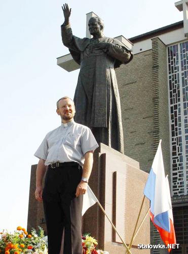 Ks. Leszek Czeluśniak przed stalowowolską bazyliką