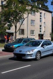 Samochód, pod który wbiegli chłopcy w wieku 8 i 9 lat mieszkańcy Stalowej Woli.