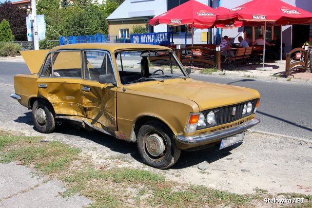 Fiat 125p biorący udział w kolizji na Alejach Jana Pawła II.