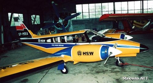 PZL M-20 Mewa (SP-MRA) należaca niegdyś do HSW. Zdjęcie zostało wykonane w hangarze stalowowolskiego Aeroklubu.