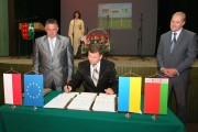 Przedstawiciele powiatów podpisali porozumienie w sprawie partnerstwa.