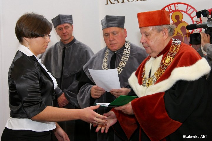 Inauguracja roku akademickiego 2009/2010 na Katolickim Uniwersytecie Lubelskiem w Stalowej Woli. Uroczyste wręczenie indeksów z rąk prorektora ds. Administracji i Finansów KUL ks. prof. Stanisława Zięby.