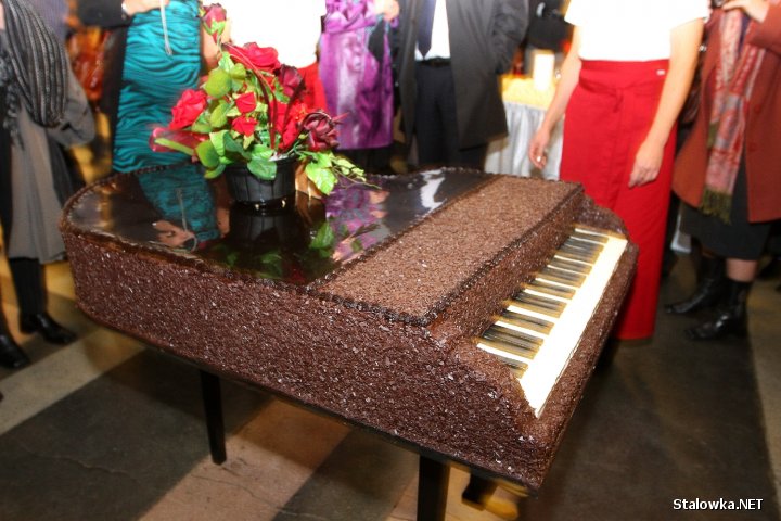 Benefis Konrada Mastyło w Stalowej Woli. Specjalnie dla artysty Konrada Mastyło upieczono tort w kształcie fortepianu.