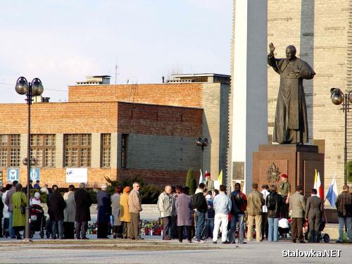 2 kwietnia 2006 roku stalowowolanie modlili się pod figurą Jana Pawła II przy bazylice