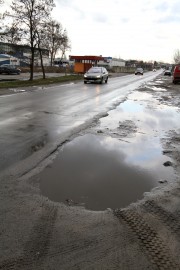 Ulica Przemysłowa jest bardzo wąska, nieoświetlona i dziurawa - skarżą się mieszkańcy Stalowej Woli.