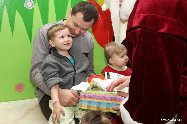 Święty Mikołaj odwiedził dzieci w stalowowolskim szpitalu.