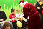 Święty Mikołaj obdarował dzieci prezentami.