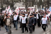 Związkowcy podczas manifestacji, która odbyła się w marcu 2009 roku Warszawie. 