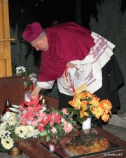 Edward Frankowski składający kwiaty pod krzyżem przy bramie nr 3 Huty stalowa Wola.