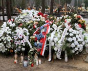 Pamiątkowy wieniec na grobie Michała został złożony m.in. przez przedstawicieli Ambasady USA (niebiesko-czerwony).