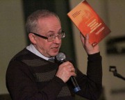 Prof. dr hab. Kazimierz Ożóg, językoznawca, absolwent i wieloletni pracownik naukowy Uniwersytetu Jagiellońskiego.